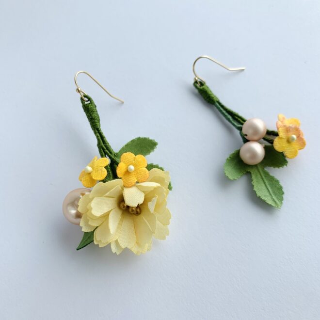 イエローの花ピアス
