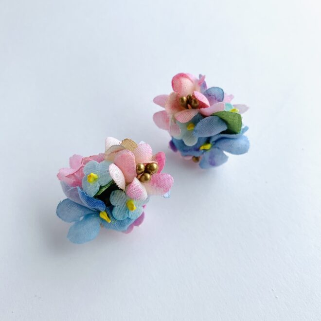 ブルーとピンクの花ピアス