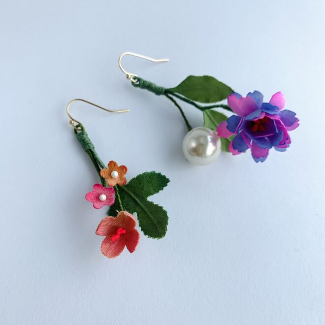 濃いピンクの花ピアス