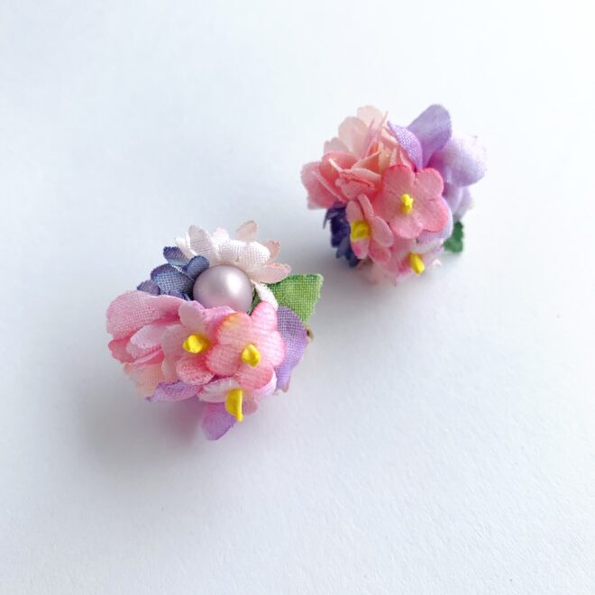 淡いピンクの花ピアス