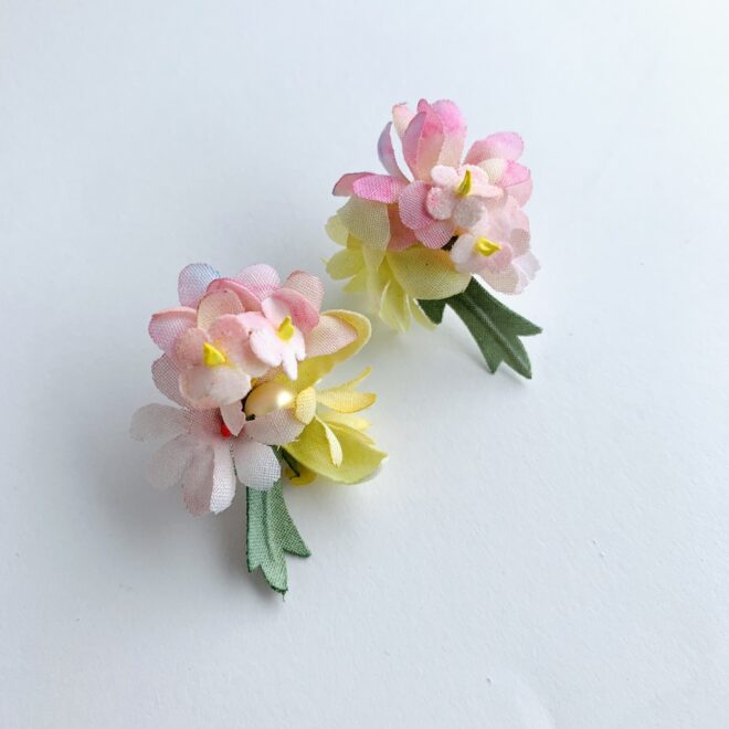 イエローとピンクの花ピアス
