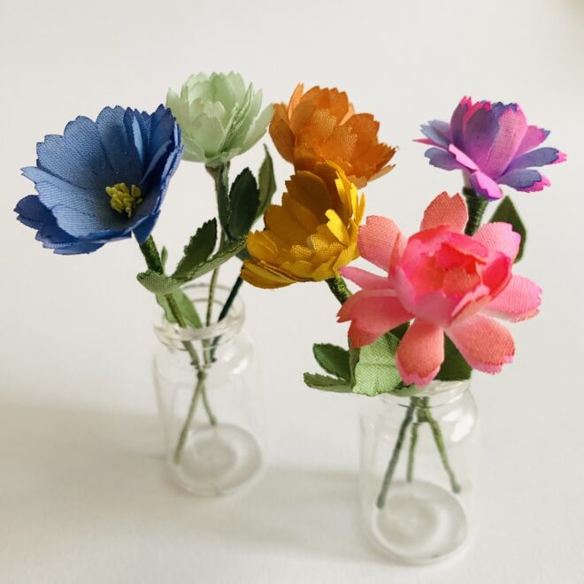 小瓶に入れた花