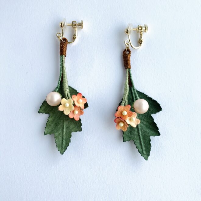 オレンジの花イヤリング