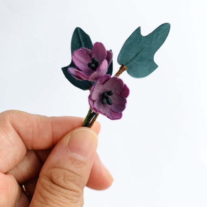 紫の花イヤリング