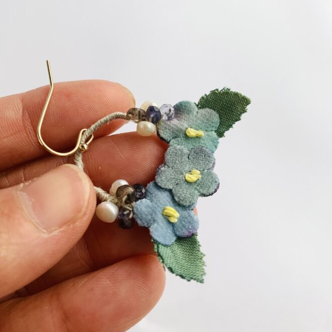 ブルーのピアス