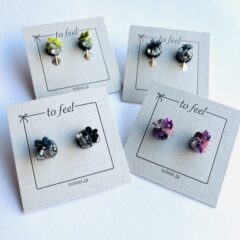 小ぶりビジューピアスは刺繍のように丁寧に作られた一品