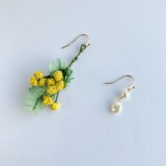 ミモザの花のアクセサリー♪ミンネで販売中。ピアスもブローチも