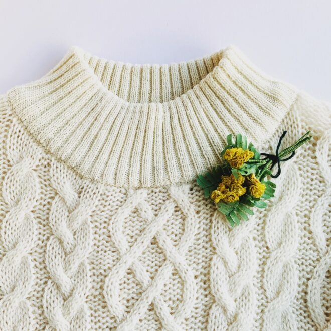 ニットにつけたミモザのブローチ