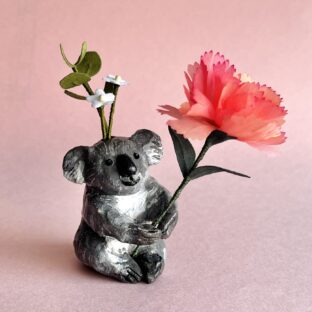 カーネーションを届けるコアラ